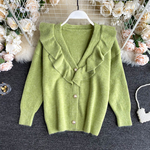 Naiste lokkide ja nööpidega kardigan