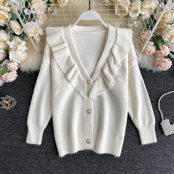 Naiste lokkide ja nööpidega kardigan