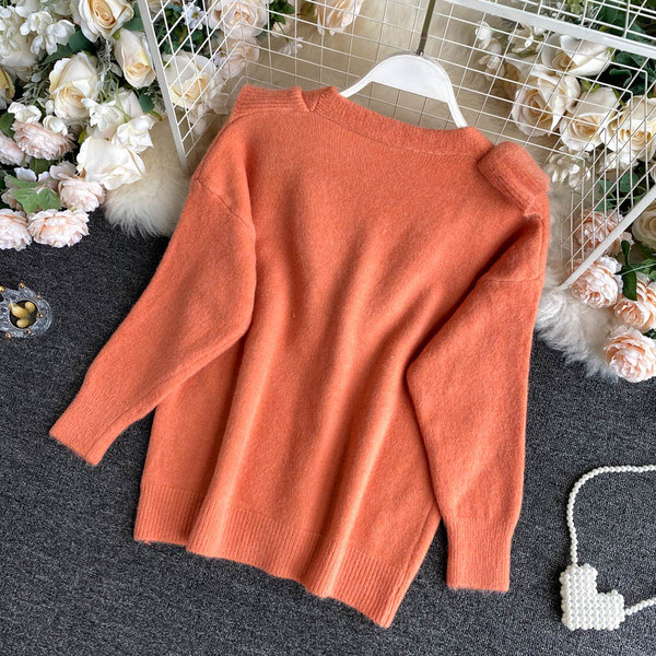 Naiste lokkide ja nööpidega kardigan