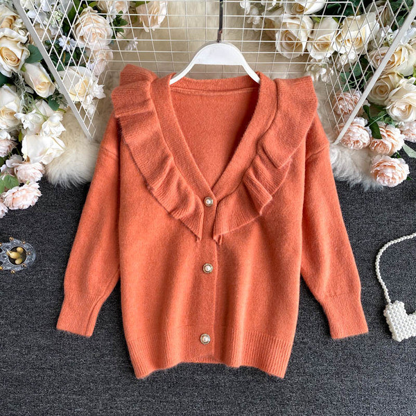 Naiste lokkide ja nööpidega kardigan