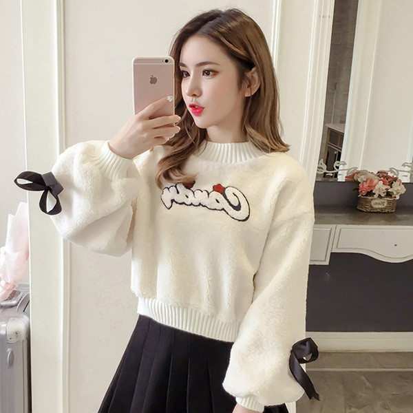 Ženski pulover sa ovalnim izrezom i natpisom