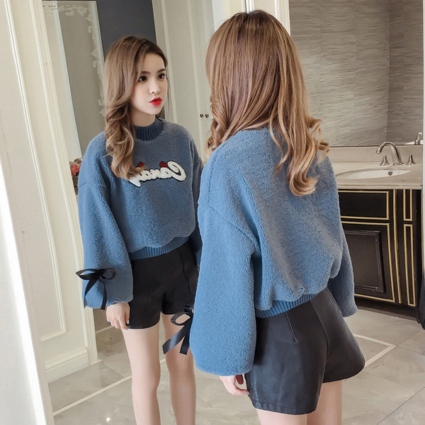 Ženski pulover sa ovalnim izrezom i natpisom