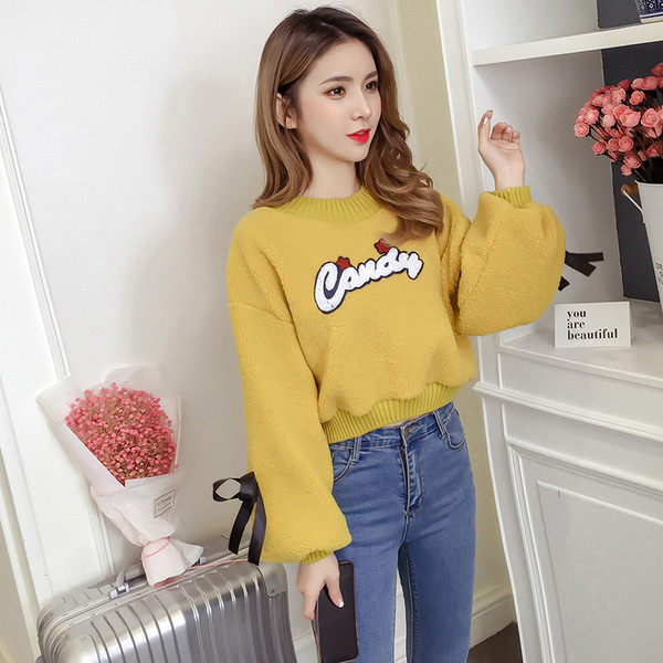 Ženski pulover sa ovalnim izrezom i natpisom