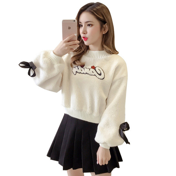 Ženski pulover sa ovalnim izrezom i natpisom