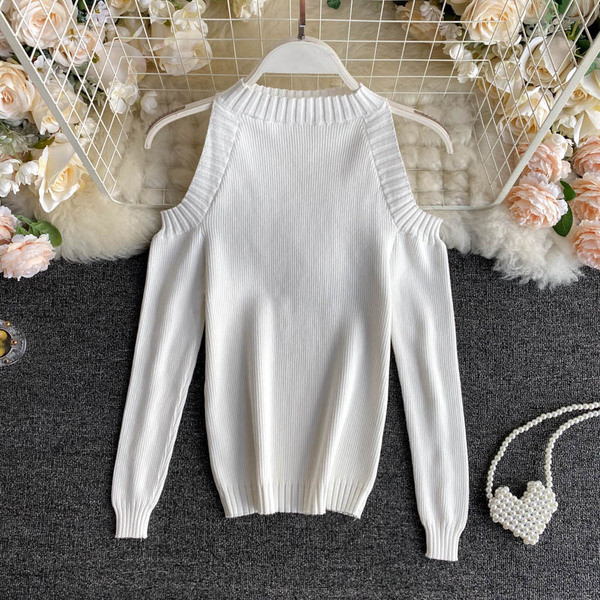 Naiste vabaaja kampsun paljaste õlgade ja madala kraega