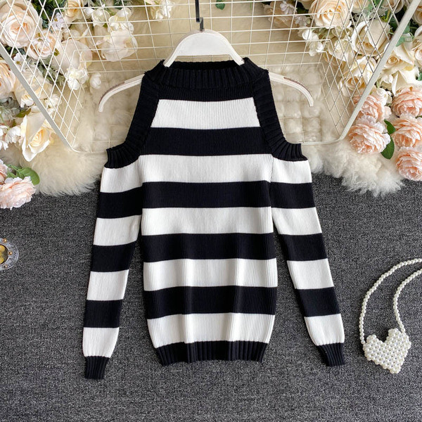 Naiste vabaaja kampsun paljaste õlgade ja madala kraega