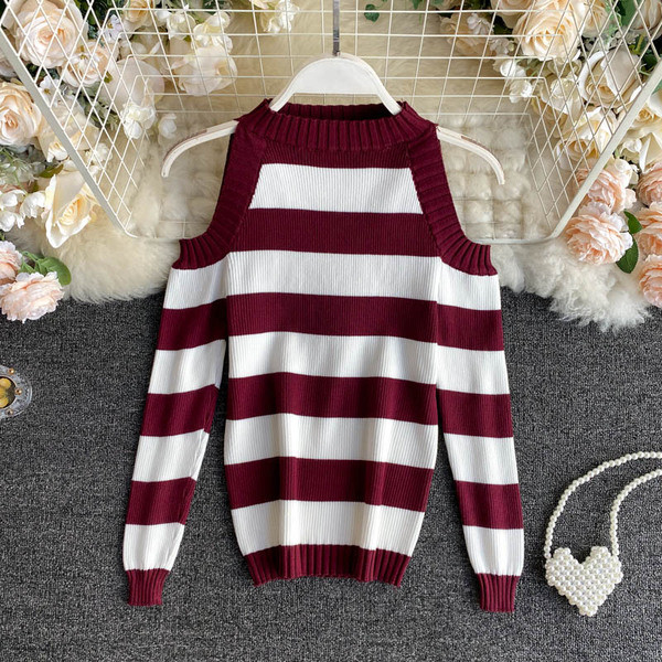 Naiste vabaaja kampsun paljaste õlgade ja madala kraega