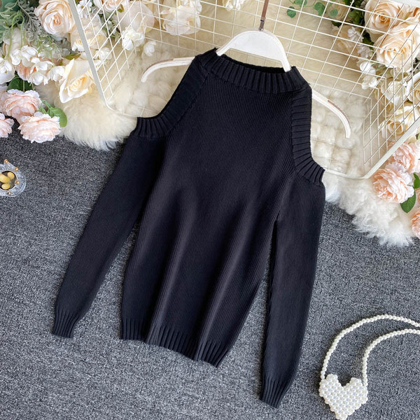 Naiste vabaaja kampsun paljaste õlgade ja madala kraega