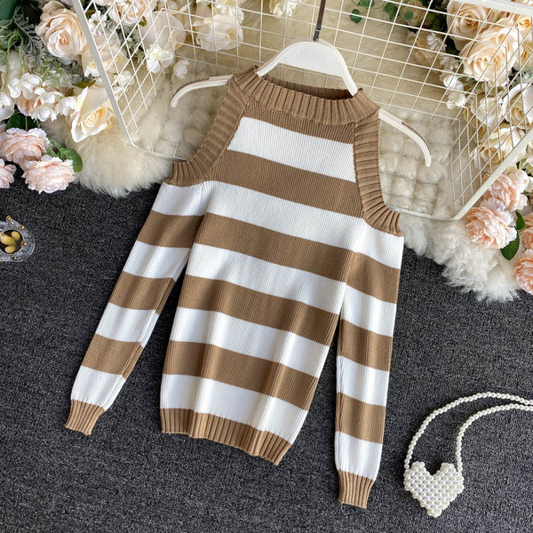 Naiste vabaaja kampsun paljaste õlgade ja madala kraega