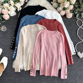 Naiste vabaaja kampsun, mille varrukal metallnööbid