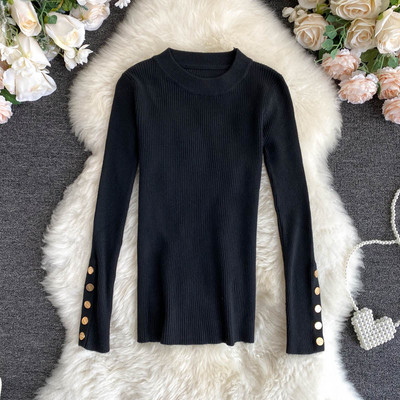 Naiste vabaaja kampsun, mille varrukal metallnööbid