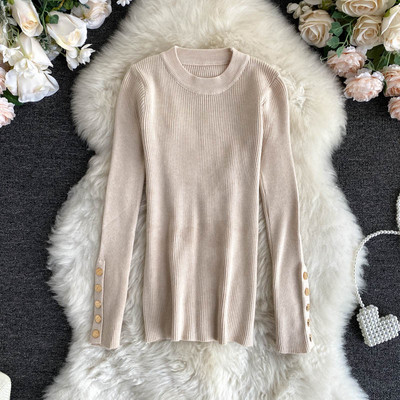 Naiste vabaaja kampsun, mille varrukal metallnööbid