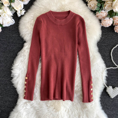 Naiste vabaaja kampsun, mille varrukal metallnööbid