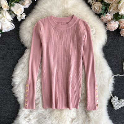 Naiste vabaaja kampsun, mille varrukal metallnööbid