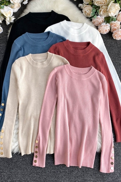 Naiste vabaaja kampsun, mille varrukal metallnööbid