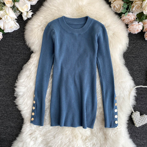 Naiste vabaaja kampsun, mille varrukal metallnööbid