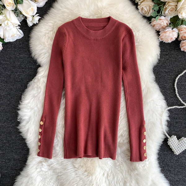 Naiste vabaaja kampsun, mille varrukal metallnööbid