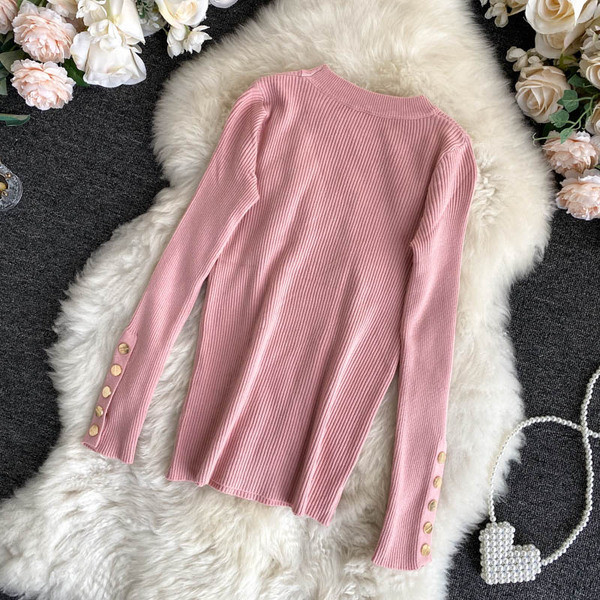 Naiste vabaaja kampsun, mille varrukal metallnööbid