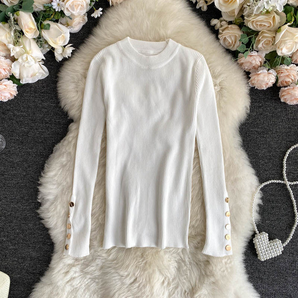 Naiste vabaaja kampsun, mille varrukal metallnööbid