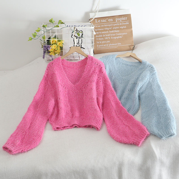 Praegune pikkade varrukatega ja spitsikaelusega naiste kampsun