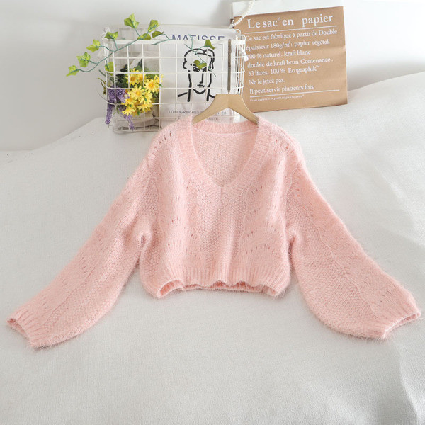 Praegune pikkade varrukatega ja spitsikaelusega naiste kampsun