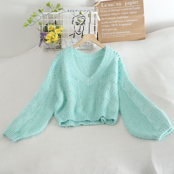 Praegune pikkade varrukatega ja spitsikaelusega naiste kampsun