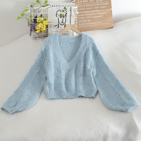 Praegune pikkade varrukatega ja spitsikaelusega naiste kampsun