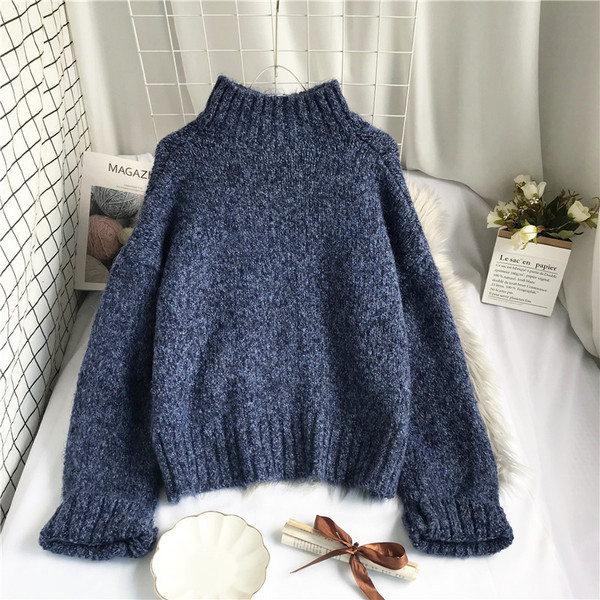 Moderan ženski džemper sa visokim ovratnikom - pogodan za zimu