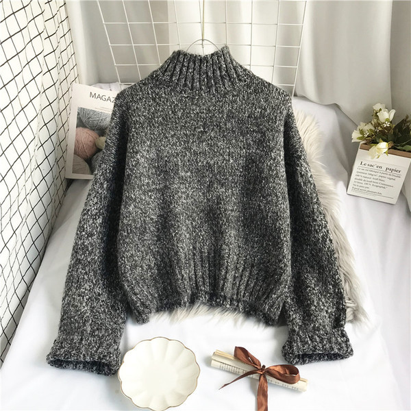 Moderan ženski džemper sa visokim ovratnikom - pogodan za zimu