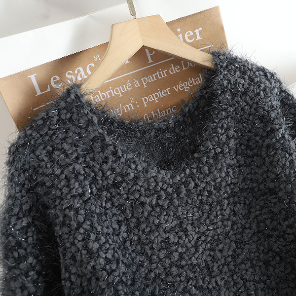 Naiste sulekampsun pikkade varrukate ja spitsikaelusega