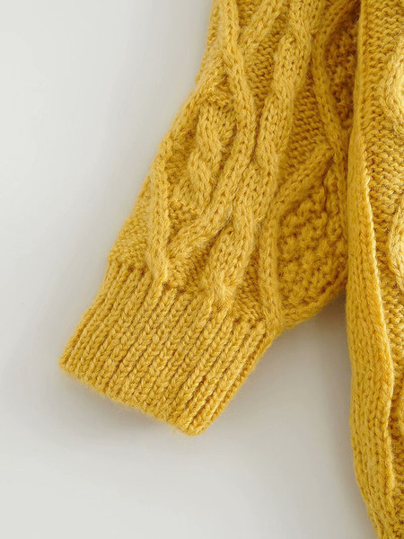 Dugi zimski pulover s ovalnim izrezom