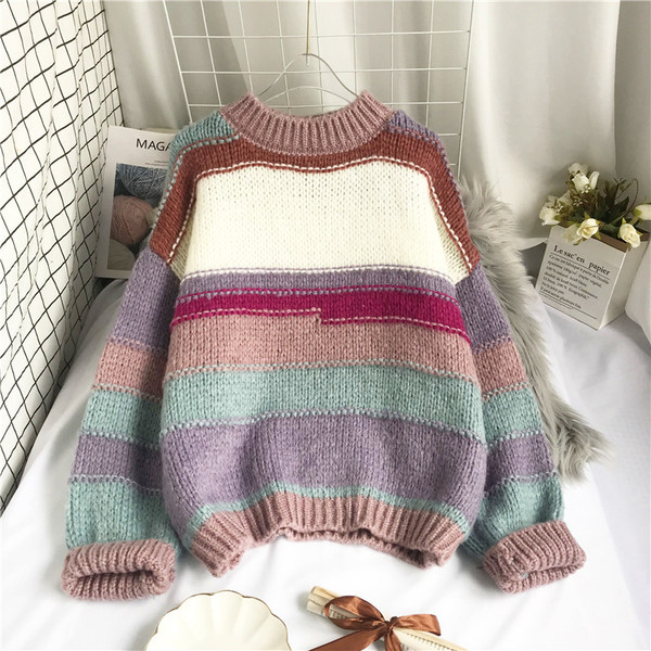 Ženski prugasti pulover s niskom kragnom širokog modela