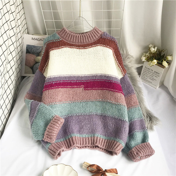 Ženski prugasti pulover s niskom kragnom širokog modela