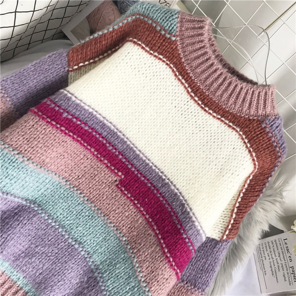 Ženski prugasti pulover s niskom kragnom širokog modela