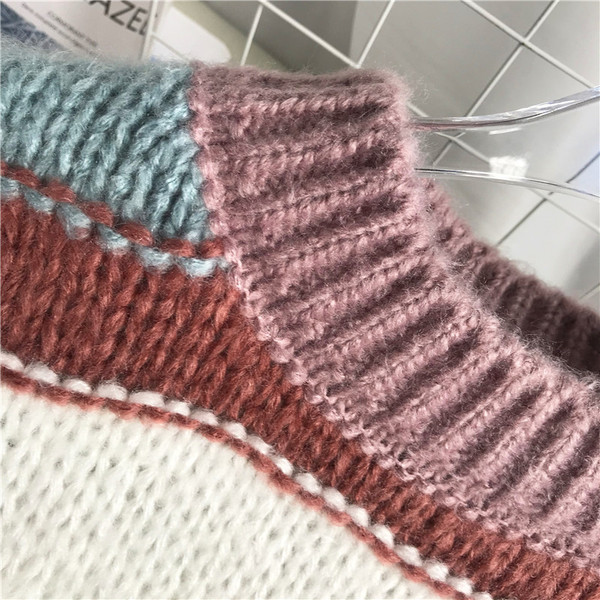 Ženski prugasti pulover s niskom kragnom širokog modela