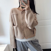 Naiste vabaajavest beeži värvi nööpide ja taskutega