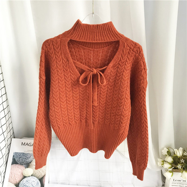 Μοντέρνο γυναικείο πουλόβερ με ψηλό γιακά και κομμένα μέρη της πλάτης