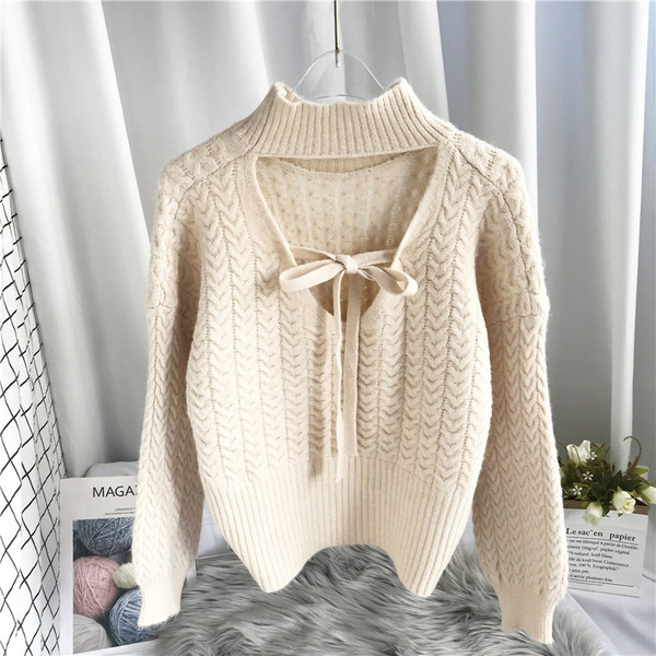 Μοντέρνο γυναικείο πουλόβερ με ψηλό γιακά και κομμένα μέρη της πλάτης