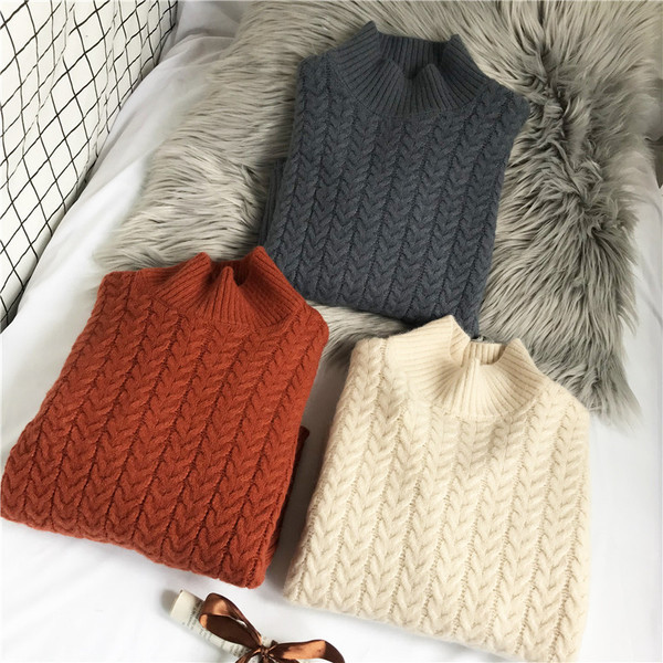 Μοντέρνο γυναικείο πουλόβερ με ψηλό γιακά και κομμένα μέρη της πλάτης