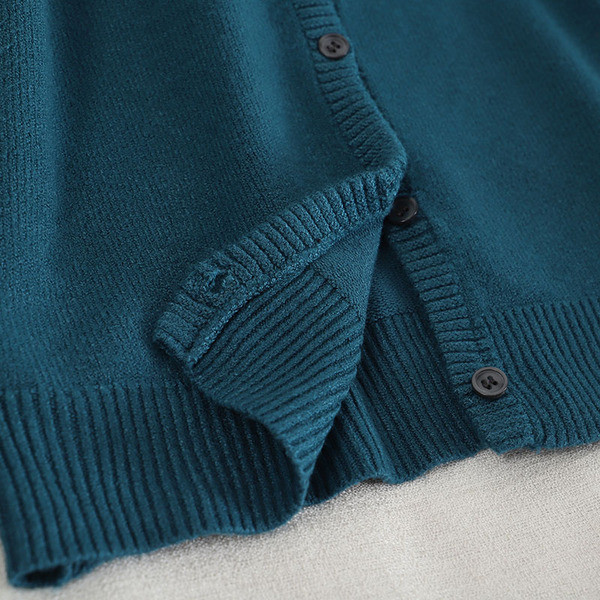 Γυναικεία ζακέτα με οβάλ λαιμόκοψη και κουμπιά