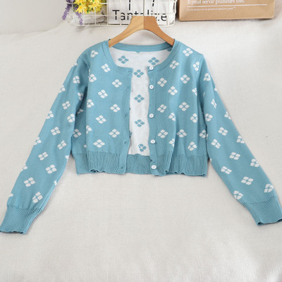 Värviline naiste kardigan ümara kaelusega ja nööpidega