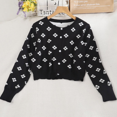 Värviline naiste kardigan ümara kaelusega ja nööpidega