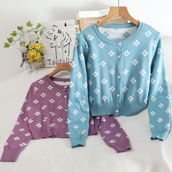 Värviline naiste kardigan ümara kaelusega ja nööpidega