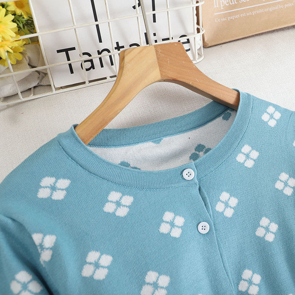 Värviline naiste kardigan ümara kaelusega ja nööpidega