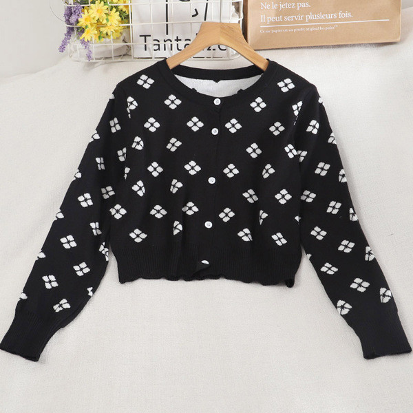 Värviline naiste kardigan ümara kaelusega ja nööpidega