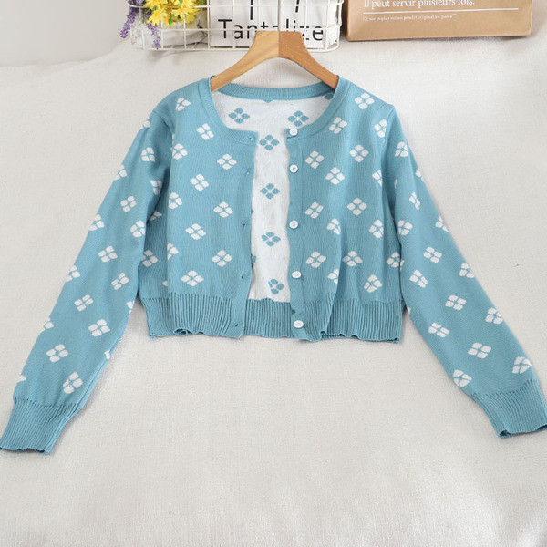 Värviline naiste kardigan ümara kaelusega ja nööpidega