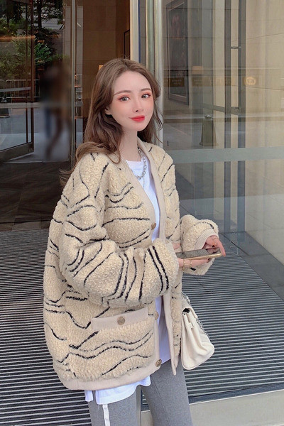 Naiste vabaaja vest nööpide ja taskutega - lai mudel