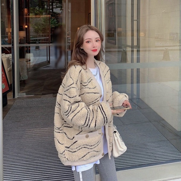 Naiste vabaaja vest nööpide ja taskutega - lai mudel