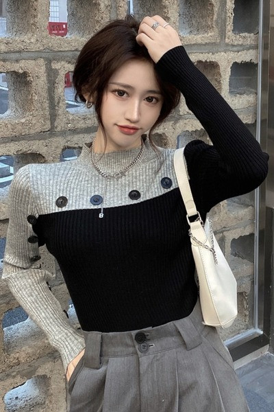 Ženski casual džemper od tankog pletiva s gumbima i visokim ovratnikom