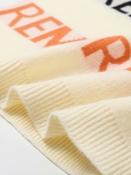 Õhukesest kudumisest naiste kampsun kirjadega